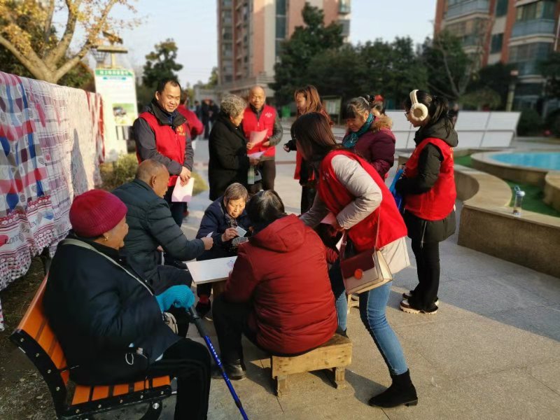 市工商联开展控烟、环保进小区宣传活动