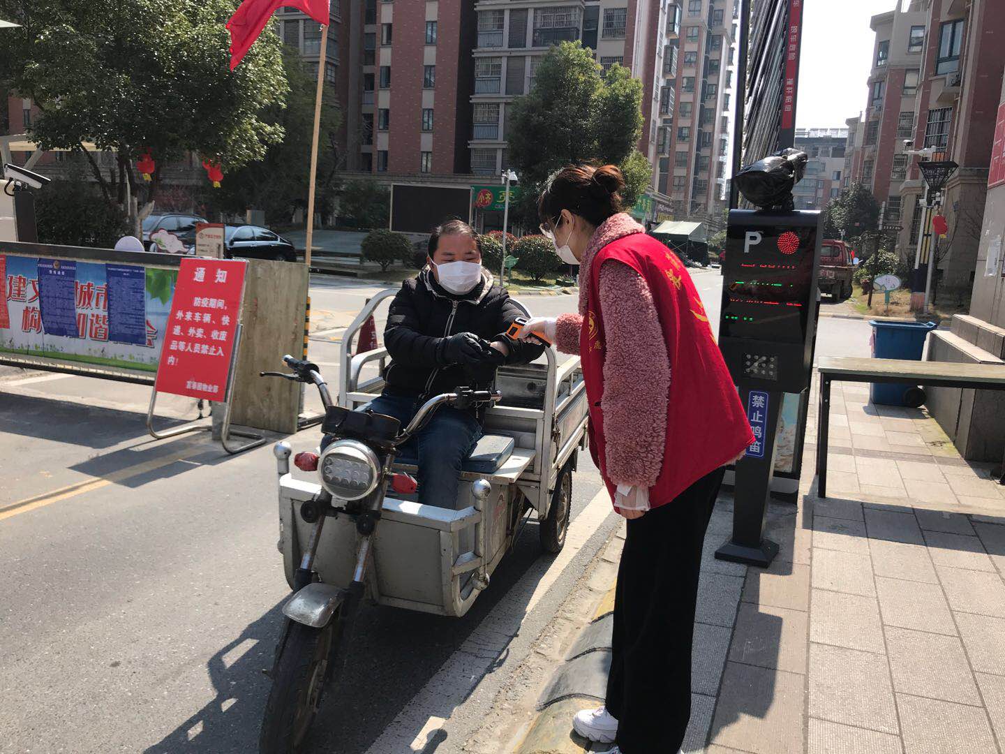 市工商联开展学习雷锋精神主题党日活动
